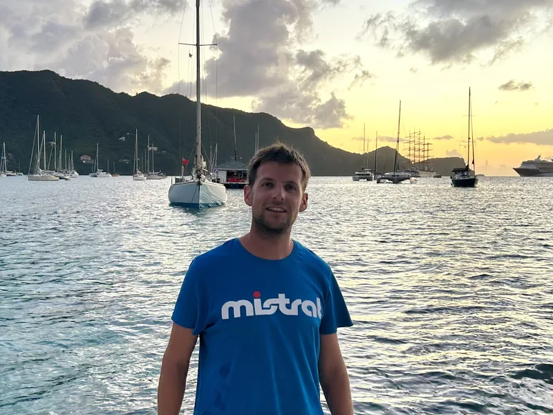 Vicent Ferrer en Admiralty Bay, Bequia, con veleros fondeados al atardecer