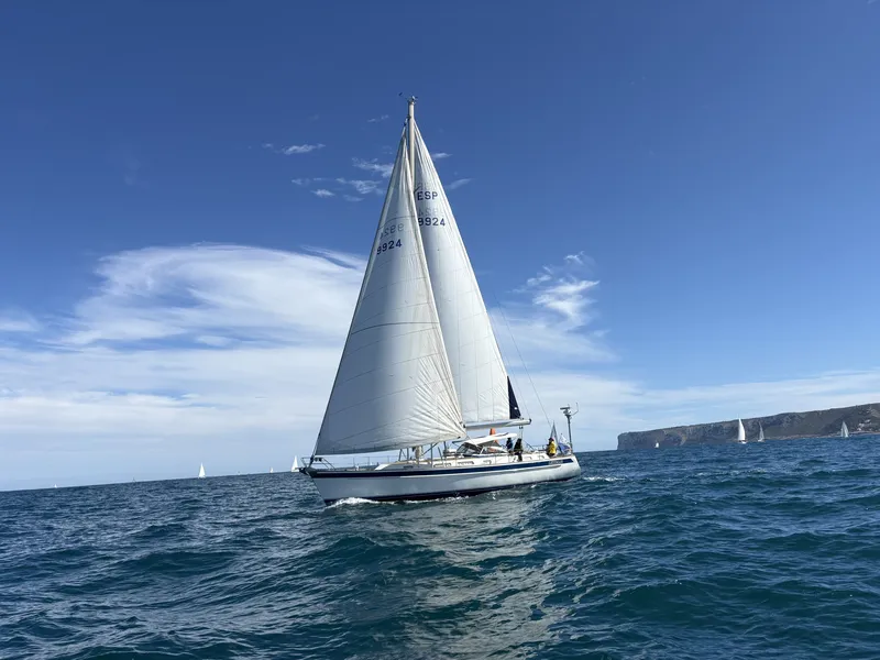Hallberg-Rassy navegando en la salida de la Mini Sal desde Dénia