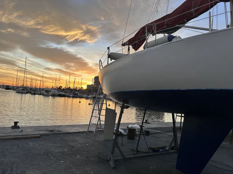 El Manzanita con el antifouling azul recién dado, al atardecer en el varadero