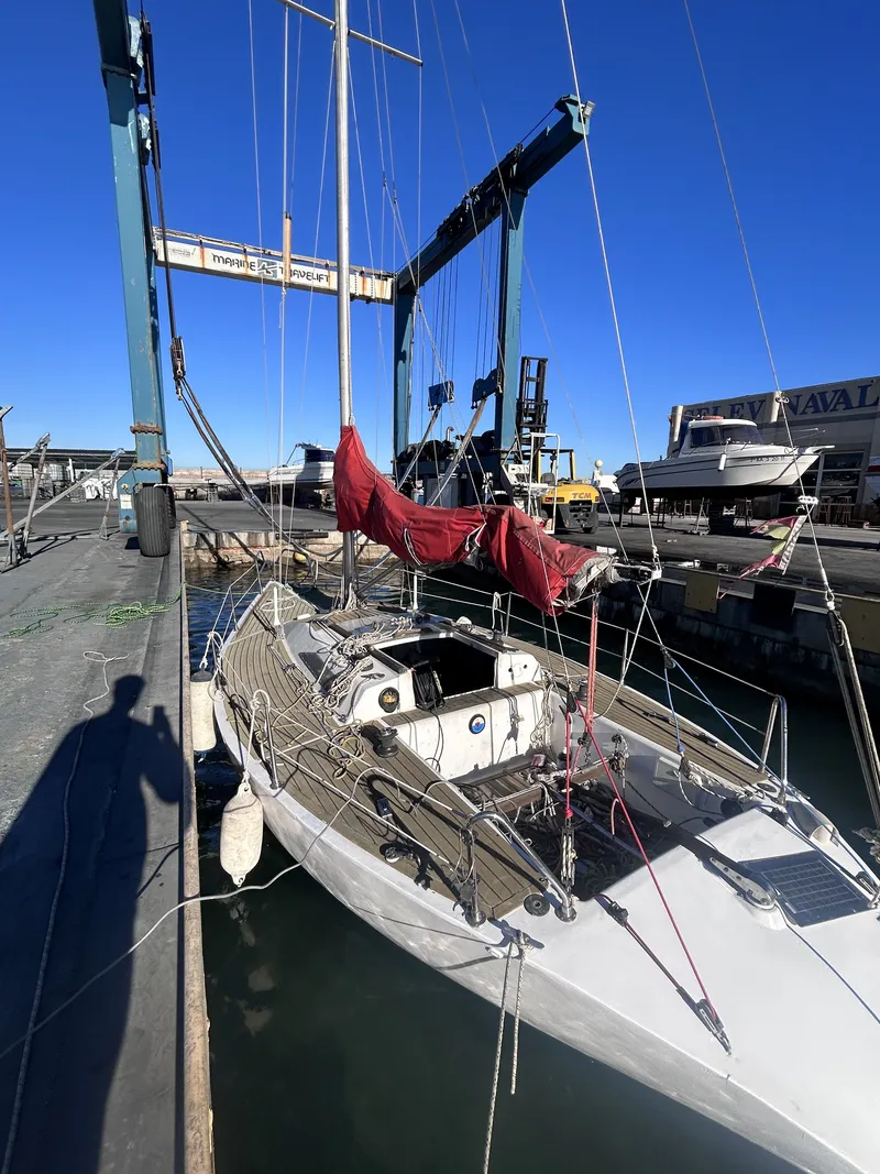 El Manzanita de vuelta en el agua en el foso del travelift de Pobla Marina