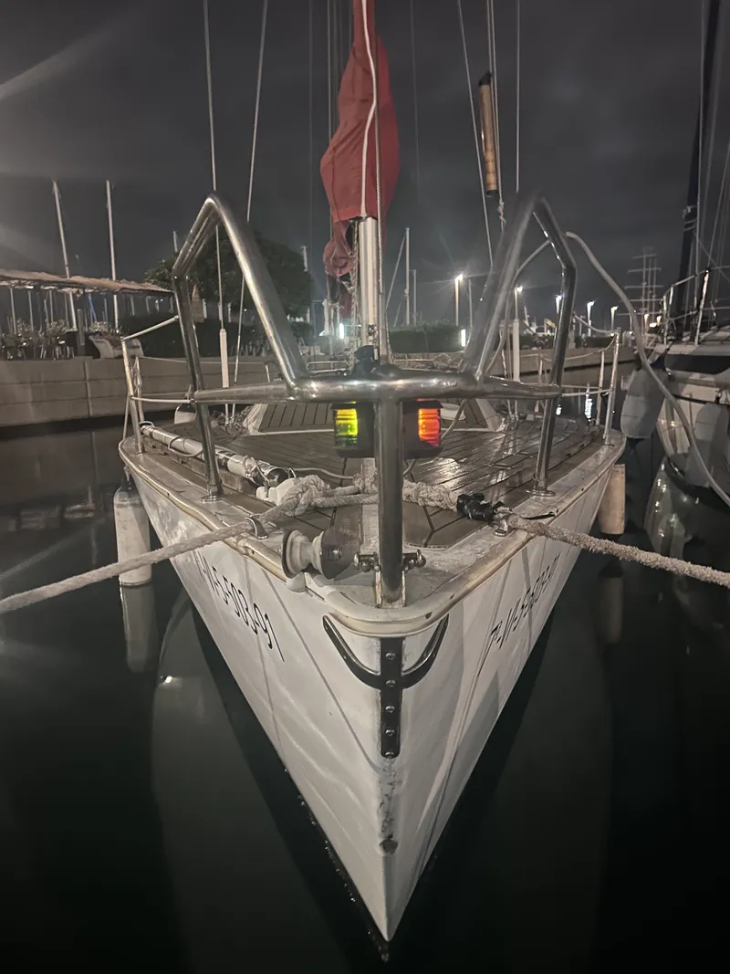 Proa del Manzanita de noche con las luces de costado encendidas