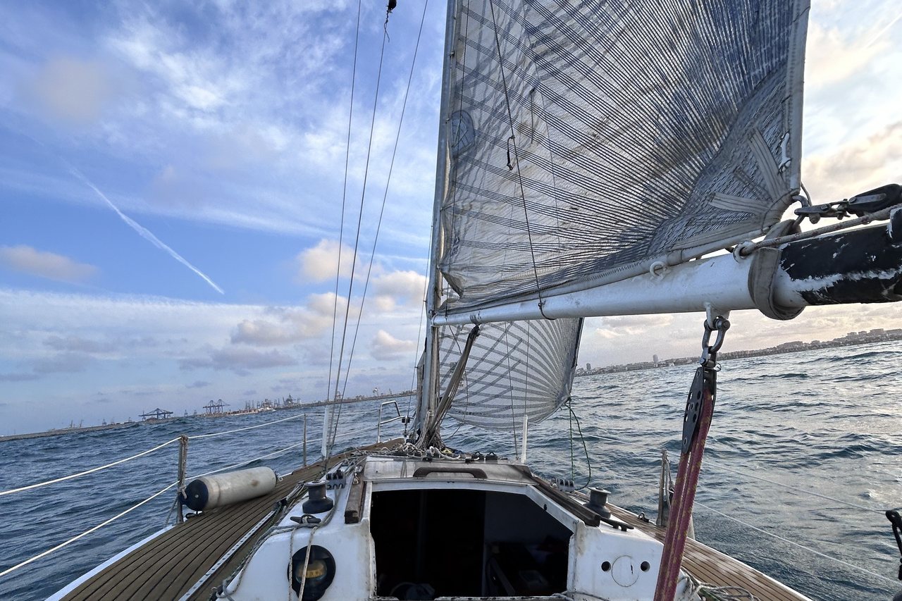 Bañera, mayor, botavara y obenques de un velero navegando