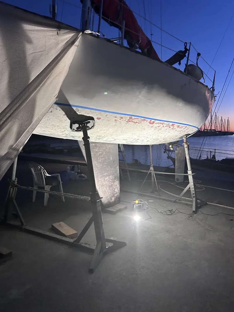 Trabajando de noche bajo el casco del Manzanita en el varadero
