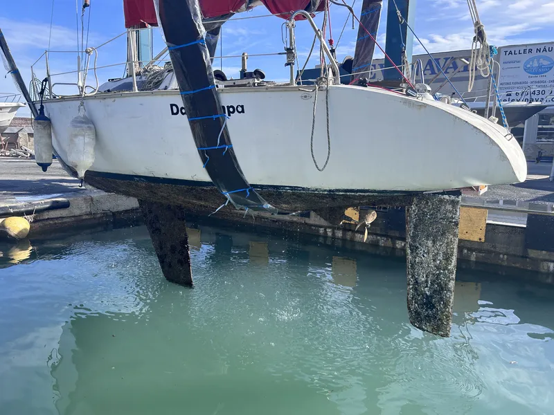 El Manzanita colgado del travelift en Pobla Marina, con la orza y el timón a la vista