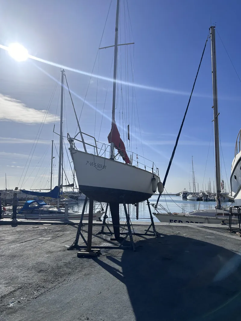 El Manzanita sobre su cuna en el varadero de Pobla Marina