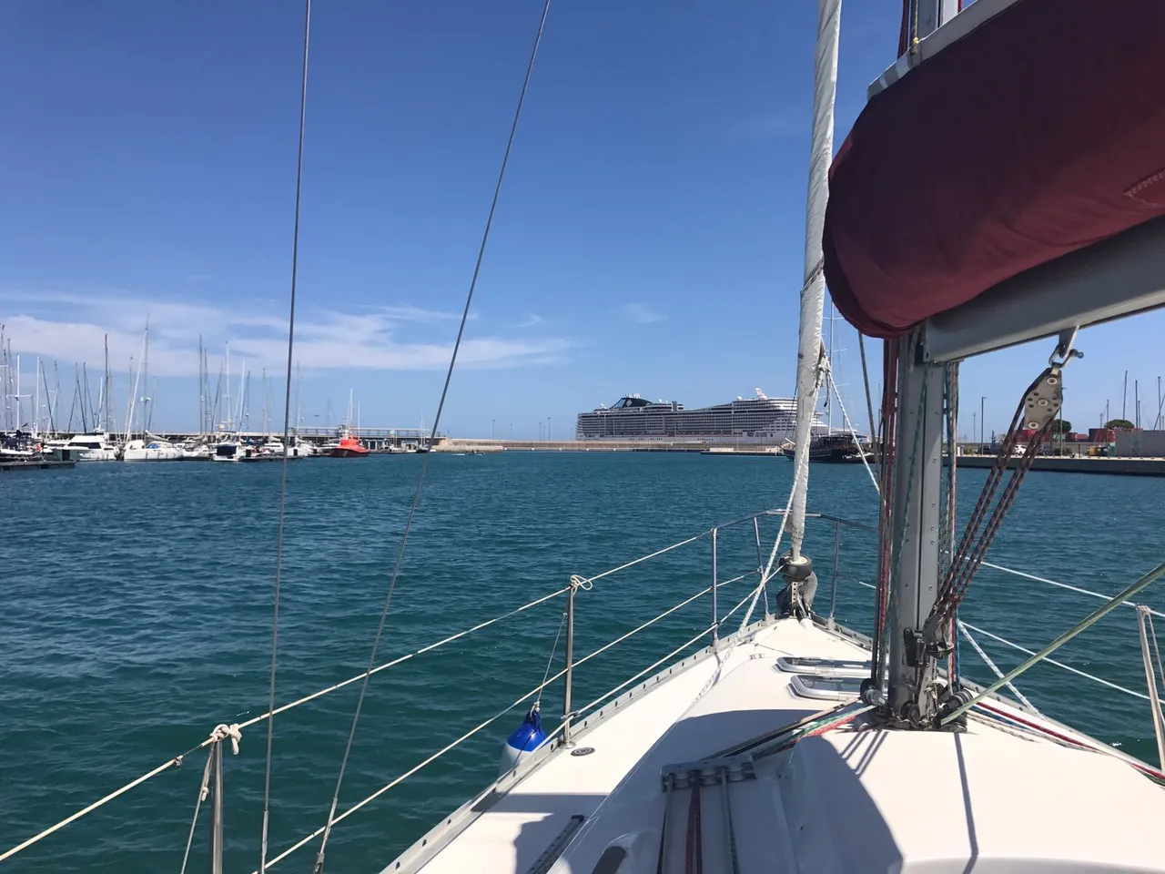 Vista desde la proa de un velero navegando por la Marina de Valencia