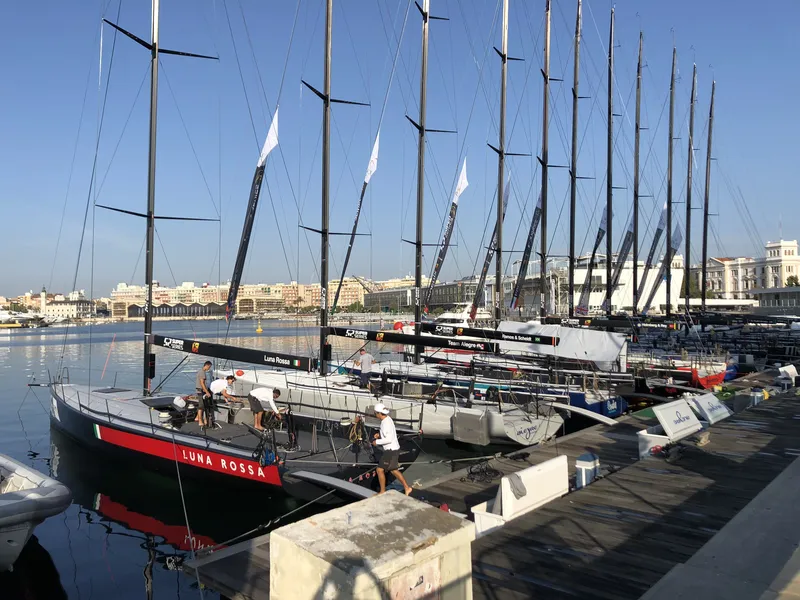 Flota de TP52 con el Luna Rossa en La Marina de València