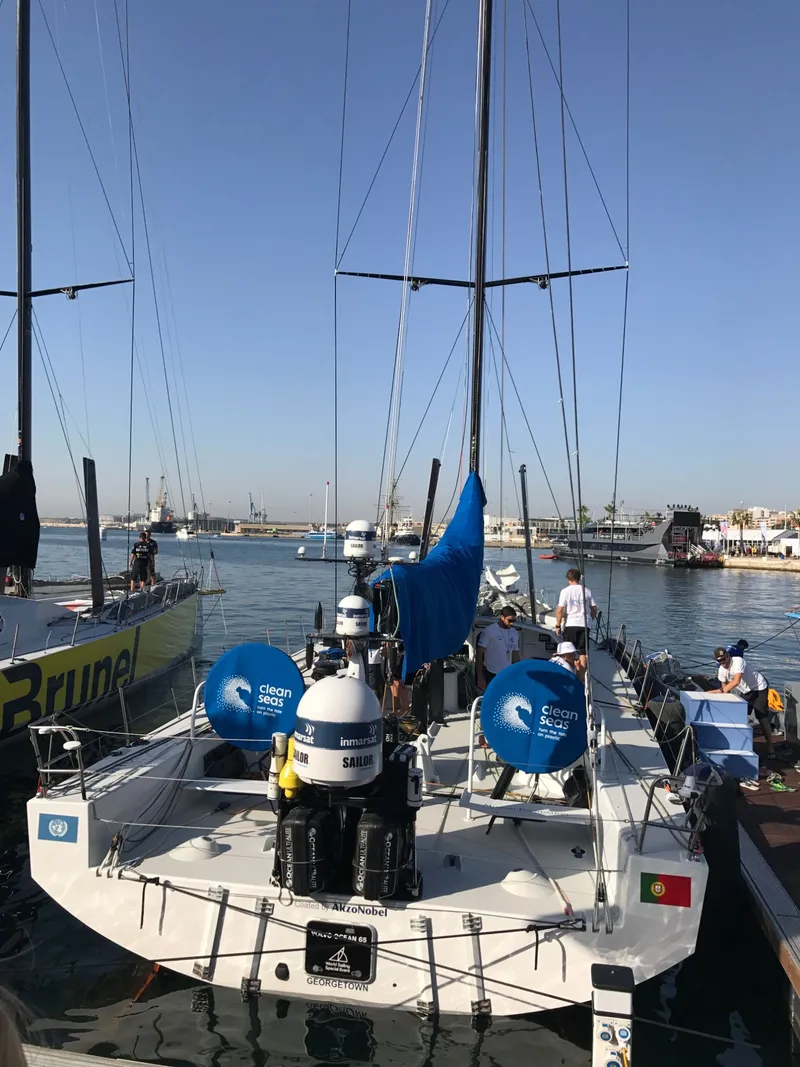 Volvo Ocean 65 en el pantalán de Alicante