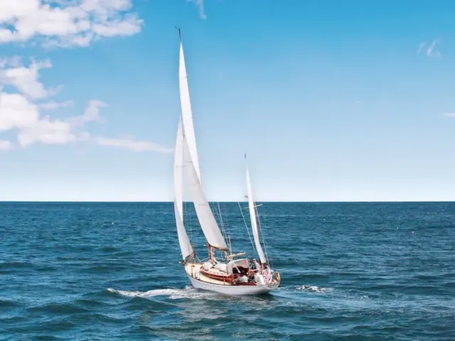 Velero navegando a vela en mar abierto