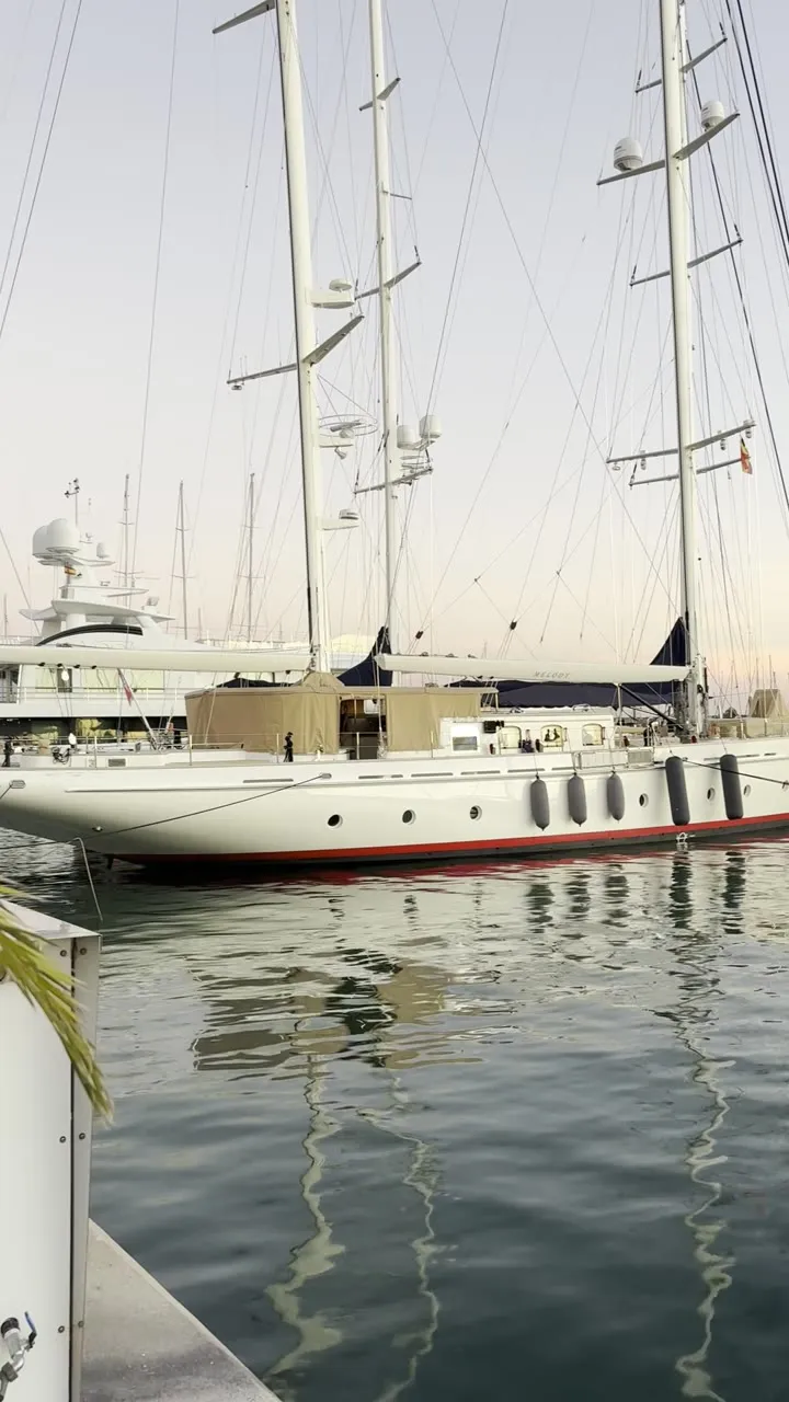 El velero Melody amarrado en Valencia Mar al atardecer